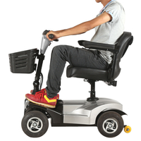 Piccolo scooter per la mobilità a quattro ruote per anziani