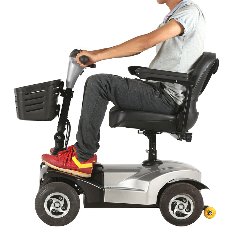 Piccolo scooter per la mobilità a quattro ruote per anziani